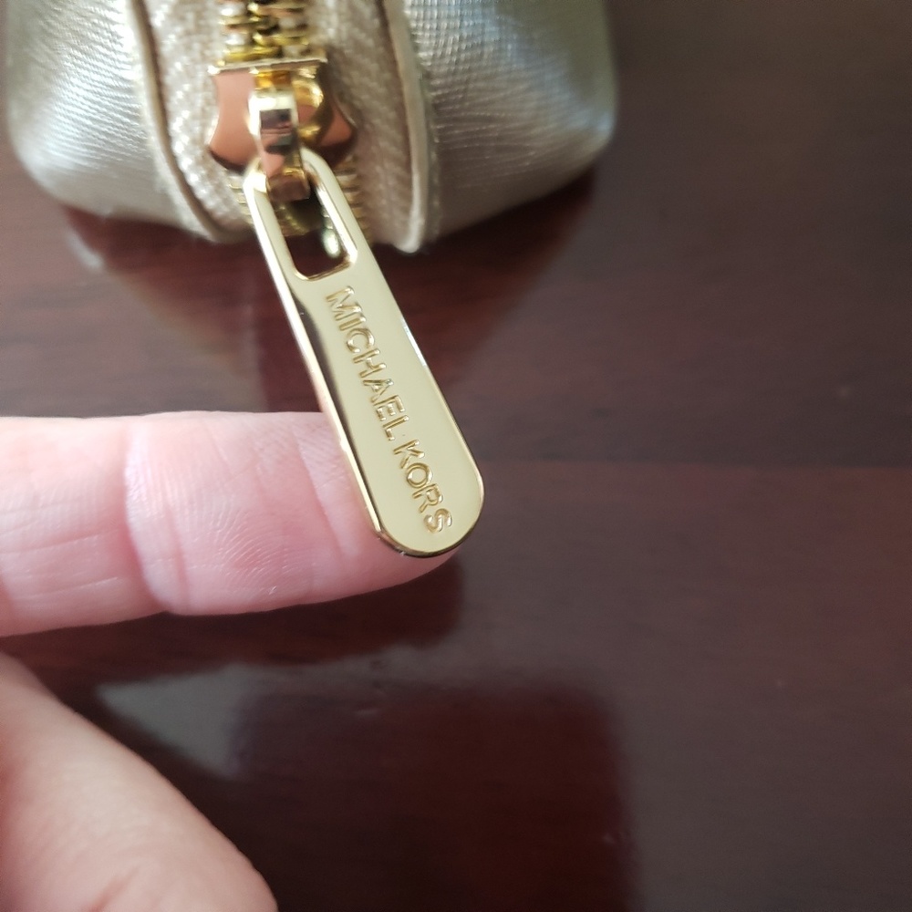 Michael Khors Cosmetic Case - Picture 4 of 6